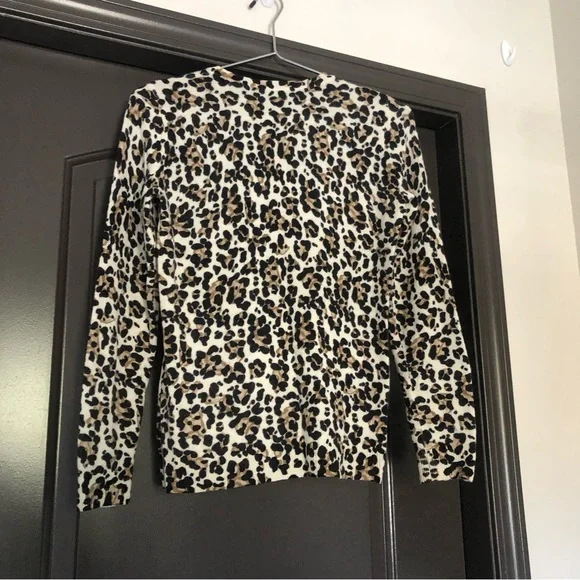 J. McLaughlin cheetah/leopard lightweight cashmere long sleeve crewneck sweater - Picture 7 of 8